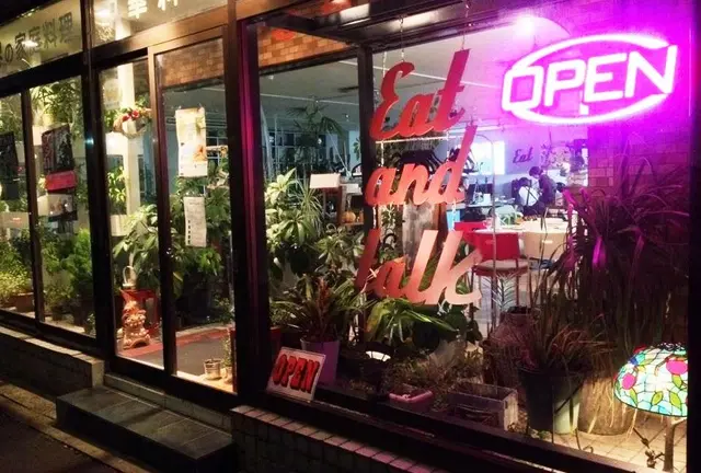 EAT and TALKで世界の家庭料理と週末のライブを楽しもう！