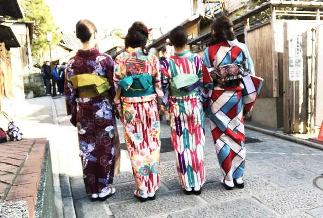 映えたい女子たち着物を着て東山散策。