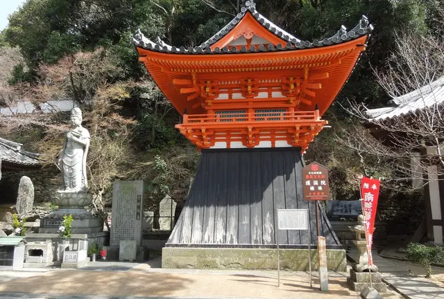 桜咲く紀三井寺