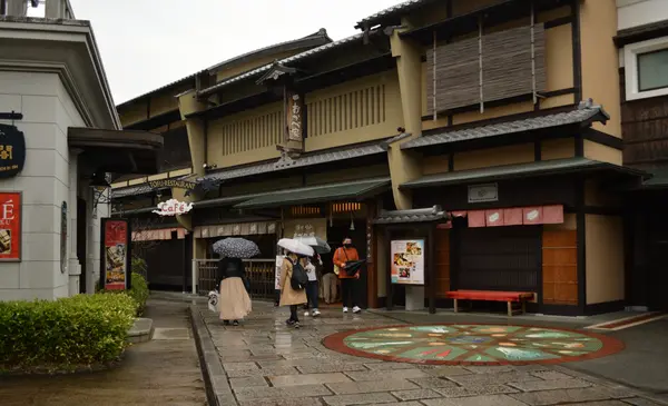 奥に続く京町家