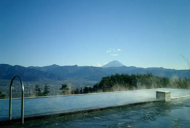 山梨満喫、信玄餅、ほうとう体験、ワインに温泉。あとは、季節の果物を！
