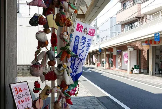 あちこちにつるし雛