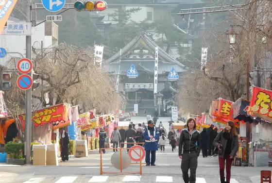 正面に見えるのが善光寺