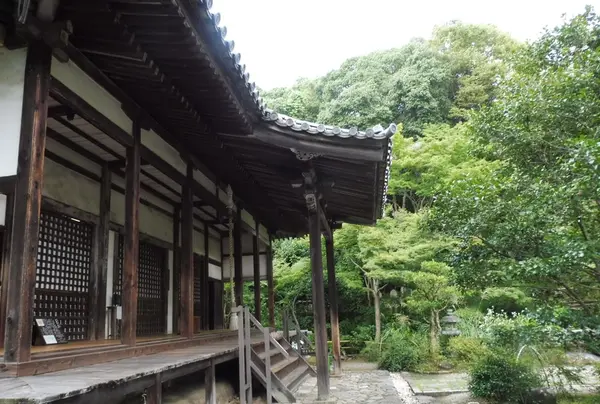 まず本堂にお参りします