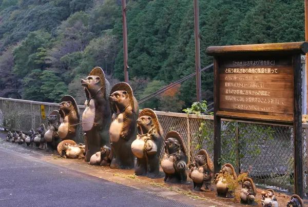 タヌキの像が多い