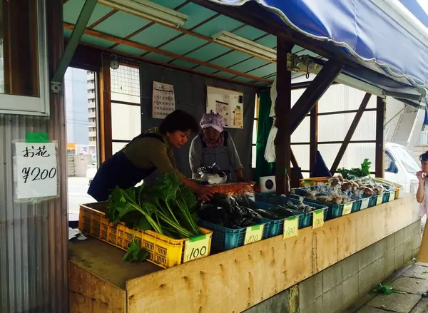 道中に野菜直売店