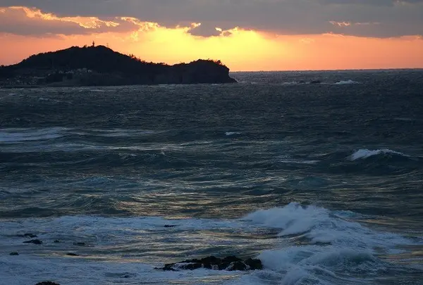 ロマンチックに湯泉津の海を散歩
