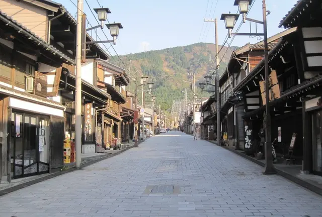 “木彫りの聖地”井波で取り戻す心の平穏