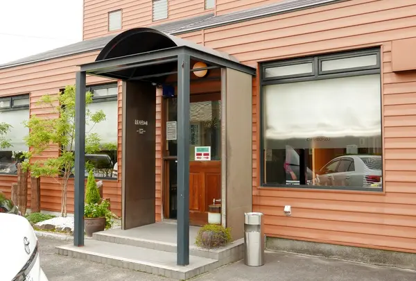 骨董品に囲まれた店内
