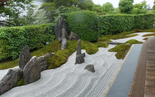 勢いを感じる”独坐庭”