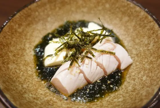 朝引きささみとモッツァレラの生海苔いかわた醤油和え 500円