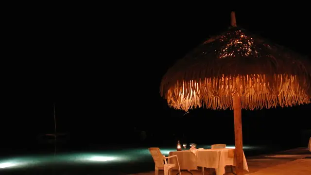 久米島女性の家出旅②日本の渚100選のビーチで、ビーチディナー