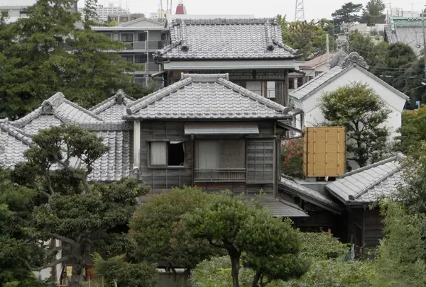 特徴は和風建築の書院造と西洋建築がミクスチャーされた和洋折衷の建築様式