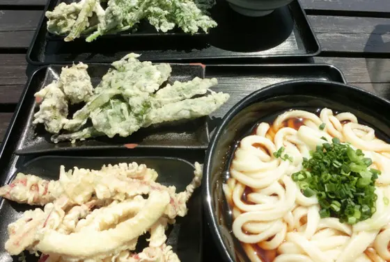 青空の下でうどん！