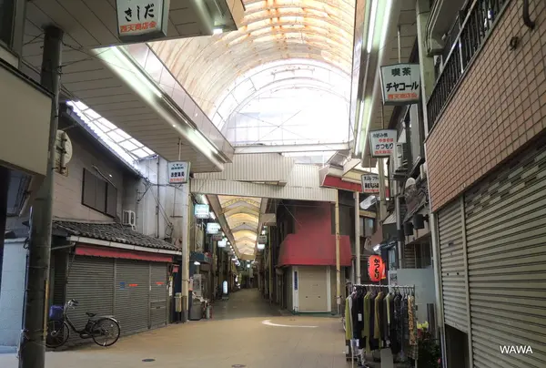 西天商店会と中央通商店会のアーケード接続点
