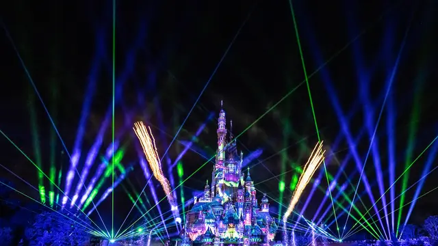 香港【ディズニーランド】新ナイトショー「モーメンタス」 華やかなプロジェクションマッピングは必見！