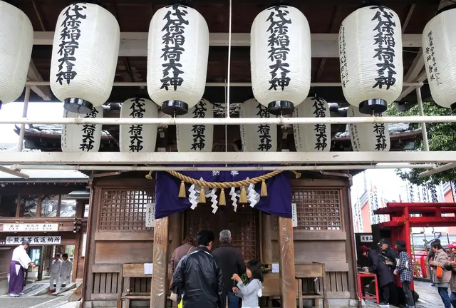 千代保稲荷で串かつを食べ、極彩色の巨大乙姫像に会いに行こう！