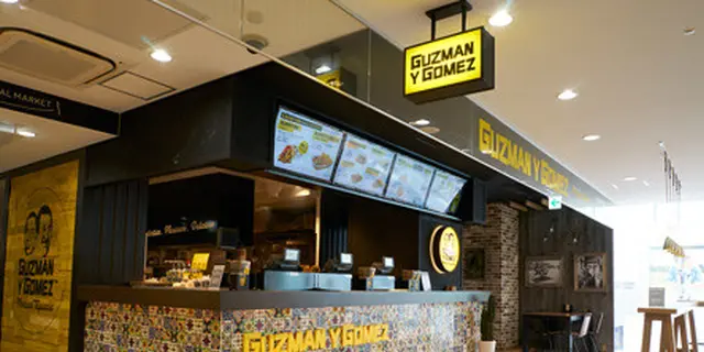 カジュアルカップルの食べ歩きデート