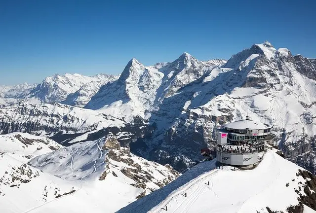 【スイス🇨🇭】映画007のロケ地シルトホルンからアルプスの名峰を拝む