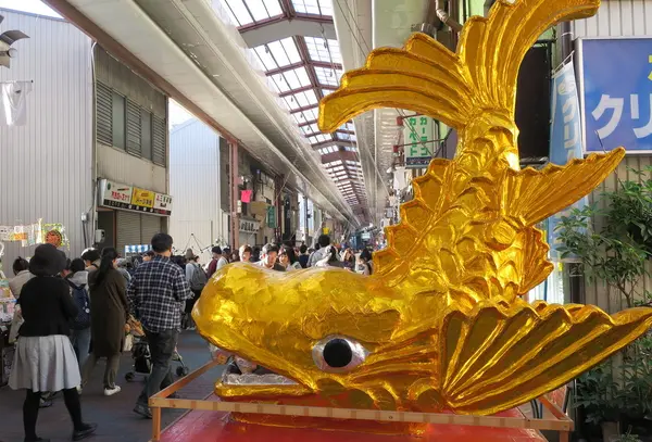金の鯱神輿が目立つ