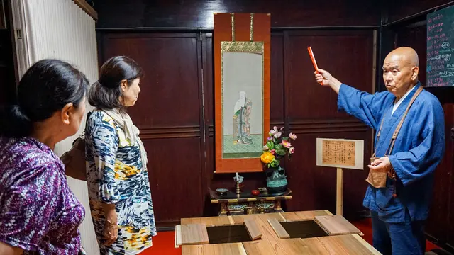 死後の世界を体験！？1200年の歴史ある古刹で命の洗濯。ご住職のありがたい説法のあと、いざ棺桶へ。