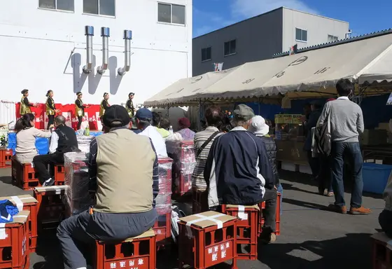 メイン会場は裏側駐車場