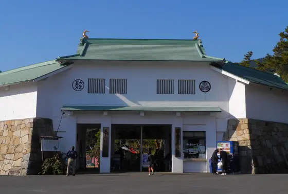 入り口は城塞みたい