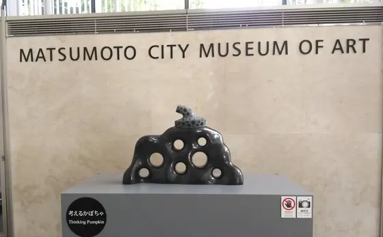 シックな作品も「考えるかぼちゃ」