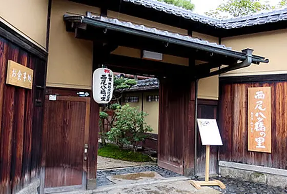 なんとも立派な門構え。