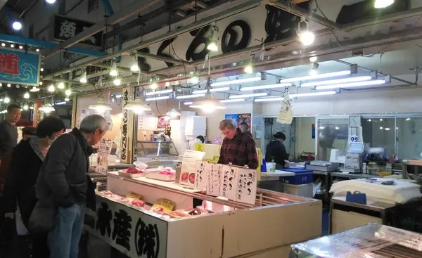 魚二水産さんで…