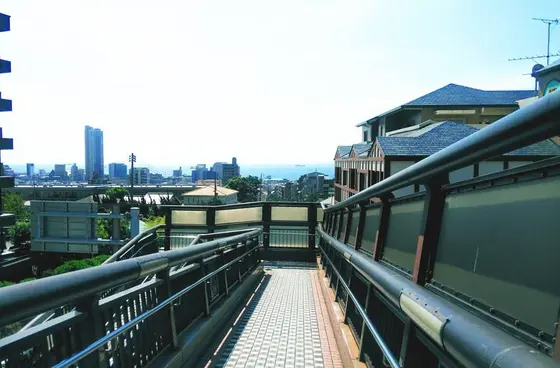 正門前の道路に架かる歩道橋から
