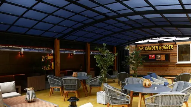 ツーリング途中にハンバーガー。