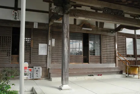 本堂へどうぞ