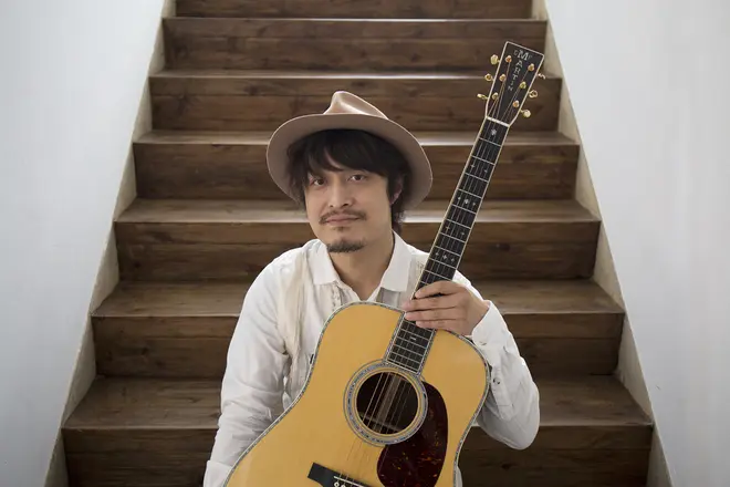 マルチ弦楽器奏者　高田漣