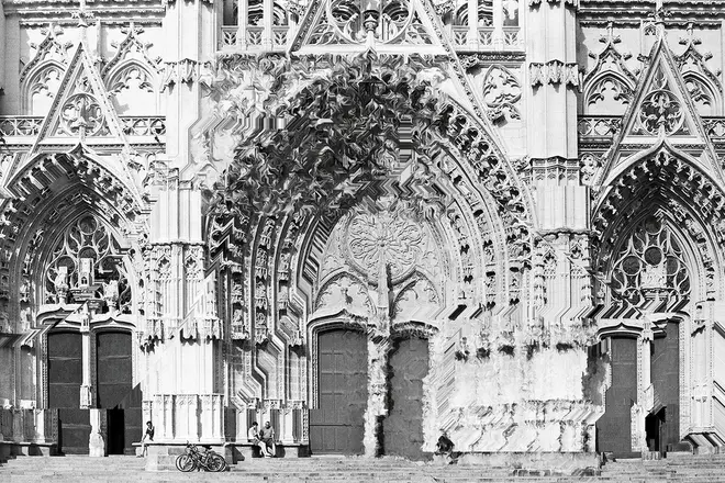 「崩れゆく世界/ ナント・サンピエール大聖堂」Nantes Cathedral -Series of "Collapsing World" (2016) *algorithmic programming by Michael Casey Rehm右：「祈りの手前」