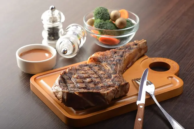 OUTBACK STEAKHOUSE「オーロラ・ブラック・アンガス・トマホークステーキ」1g税込11.5円(1カット約600~800gで提供)