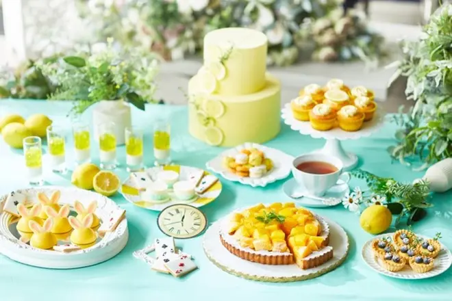 ウサギやトランプなど不思議の国のアリスの世界を表現したデザートの数々