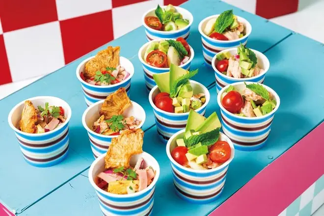  ＜ハワイアンサラダ2種＞「ポテトとサーモンのサラダ　アボカドマヨネーズソース」（写真右）／「ホノルルスタイル　コールドカットサラダ」（写真左）