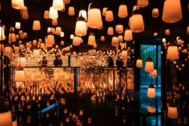 作品: https://www.teamlab.art/jp/w/spiral/呼応するランプの森とスパイラル / Forest and Spiral of Resonating Lamps - one stroke teamLab, 2018, Interactive Installation, Murano Glass, LED, Endless, Sound: Hideaki Takahashi 展示場所: 御船山楽園ホテル