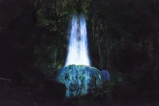 かみさまの御前なる岩に憑依する滝: https://www.teamlab.art/jp/w/sacred-rock 