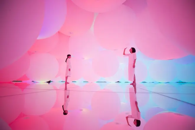 変容する空間、広がる立体的存在 - 自由浮遊、3色と新しい9色 Expanding Three-dimensional Existence in Transforming Space - Free Floating, 12 Colors teamLab, 2018, Interactive Installation, Endless, Sound: Hideaki Takahash