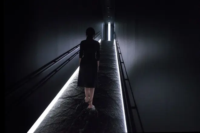 坂の上にある光の滝 Waterfall of Light Particles at the Top of an Incline teamLab, 2018, Digital Installation