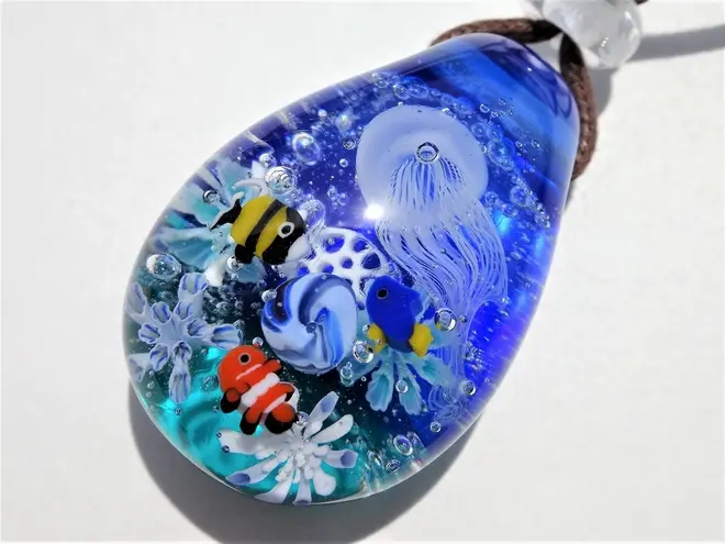 「Ｋ’ｓ　glass 桂知子 」　ガラスとんぼ玉ペンダント　（くらげと熱帯魚）　