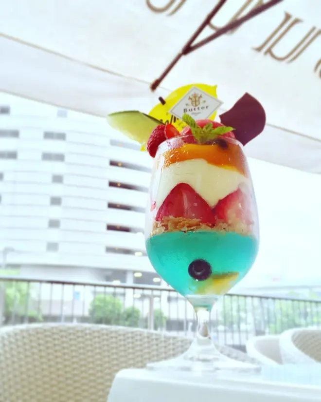 リゾート感あふれる甘酸っぱさ「サマーレモンパフェ」1,166円（Butter／2F）