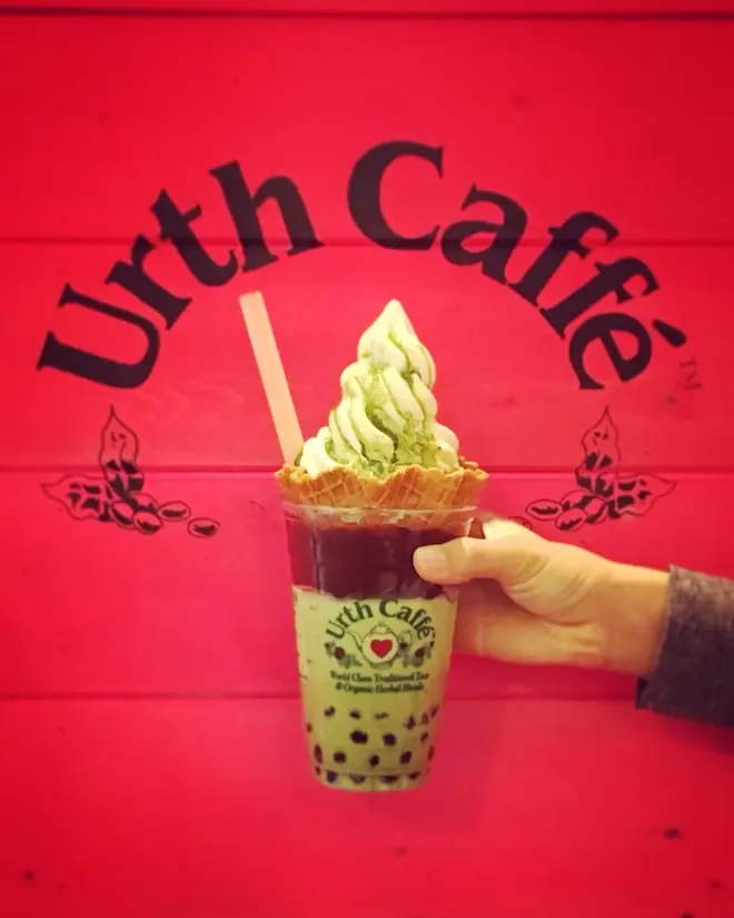 ミルクに映える鮮やかなグリーン「抹茶ボバッフル」1,580円（Urth Caffe／3F）
