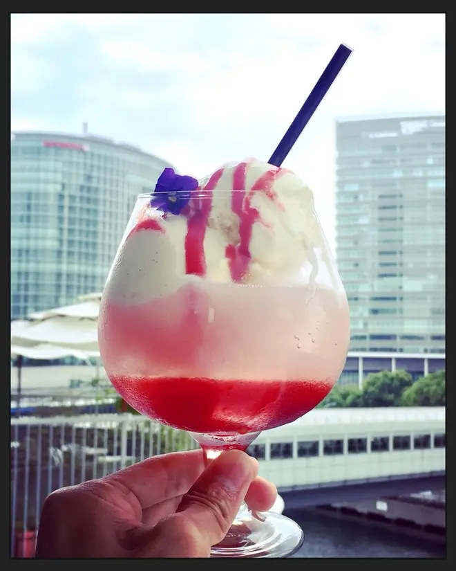 ピンクなソーダが乙女心をくすぐる「ストロベリーフロート」961円（tables cook & LIVING HOUSE／4F）