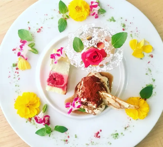 パティシエの一皿はもはやアート「ドルチェ フィオーリ」1,296円（EtnaMare／4F）   