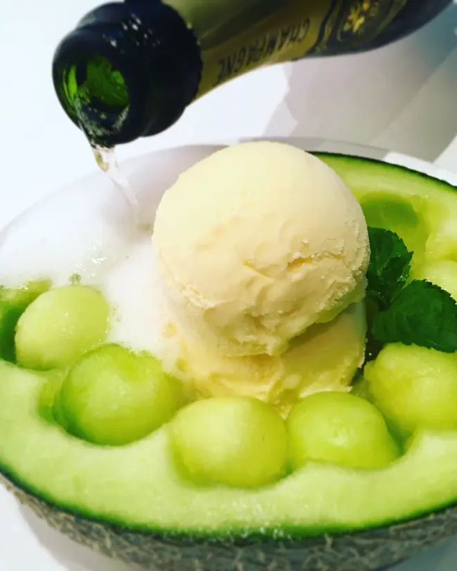 気分はもサマーパーティー！「大人のメロンクリームソーダ」1,382円（Le Bar a Vin 52 AZABU TOKYO）