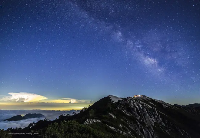 天空を繋ぐ光（場所：北アルプス燕岳）