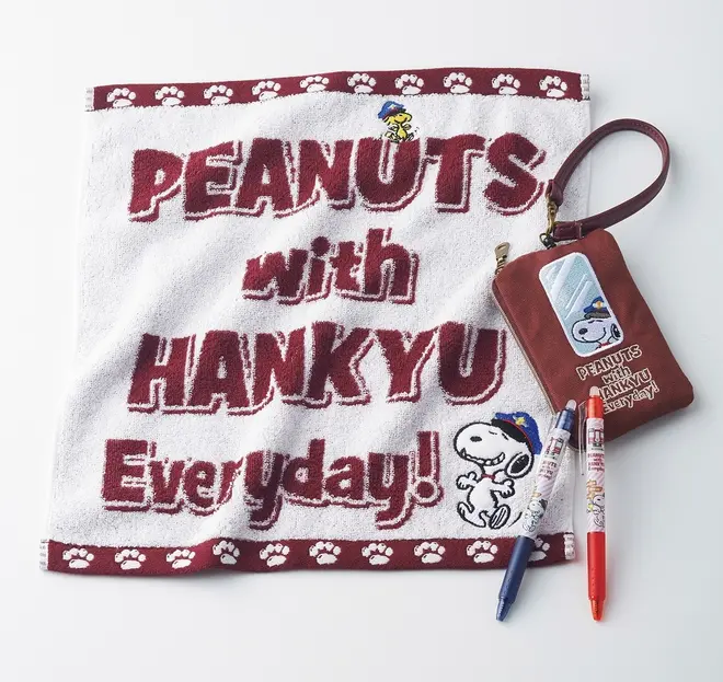 ©2018 Peanuts Worldwide LLC 『PEANUTS with HANKYU』ハンドタオル 601円、リール付きパスケース 1,501円、フリクションボール(0.5mm)各501円